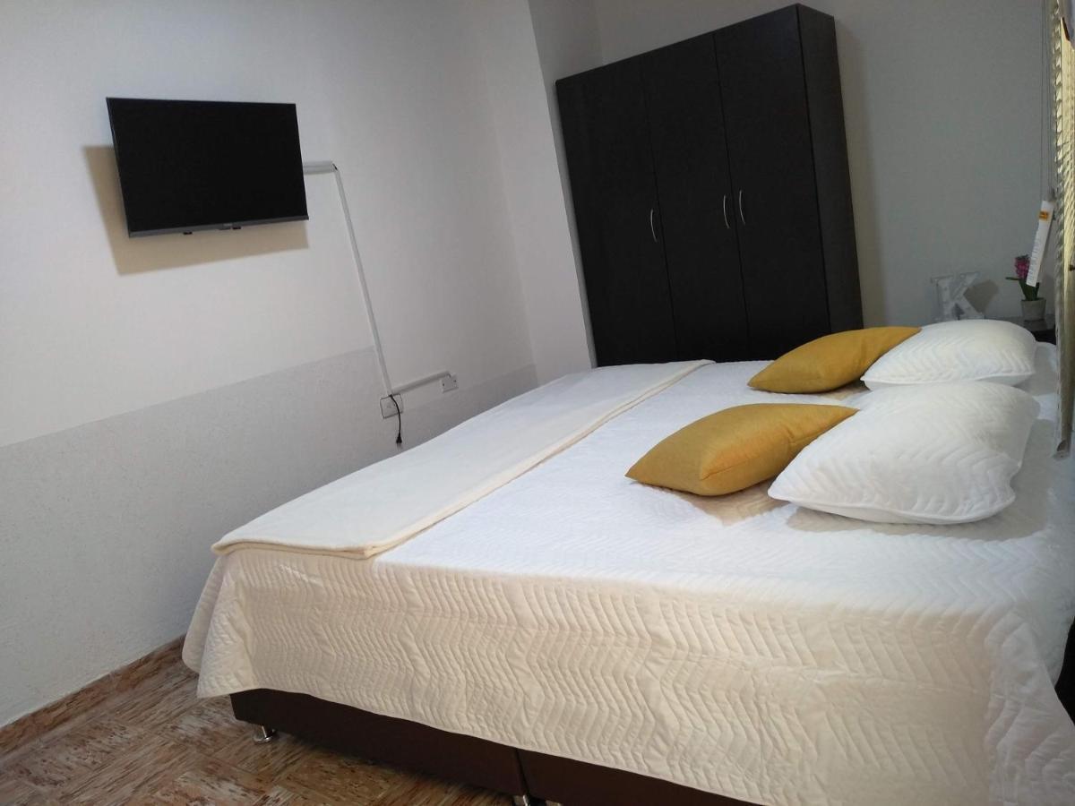 Komodo Alojamiento- Hostal Autoservicio, Ubicado Cerca Al Centro Historico - Bano Privado, Wifi , Cama 2X2 Y Agua Caliente Y Cocina Compartida ポパヤン エクステリア 写真