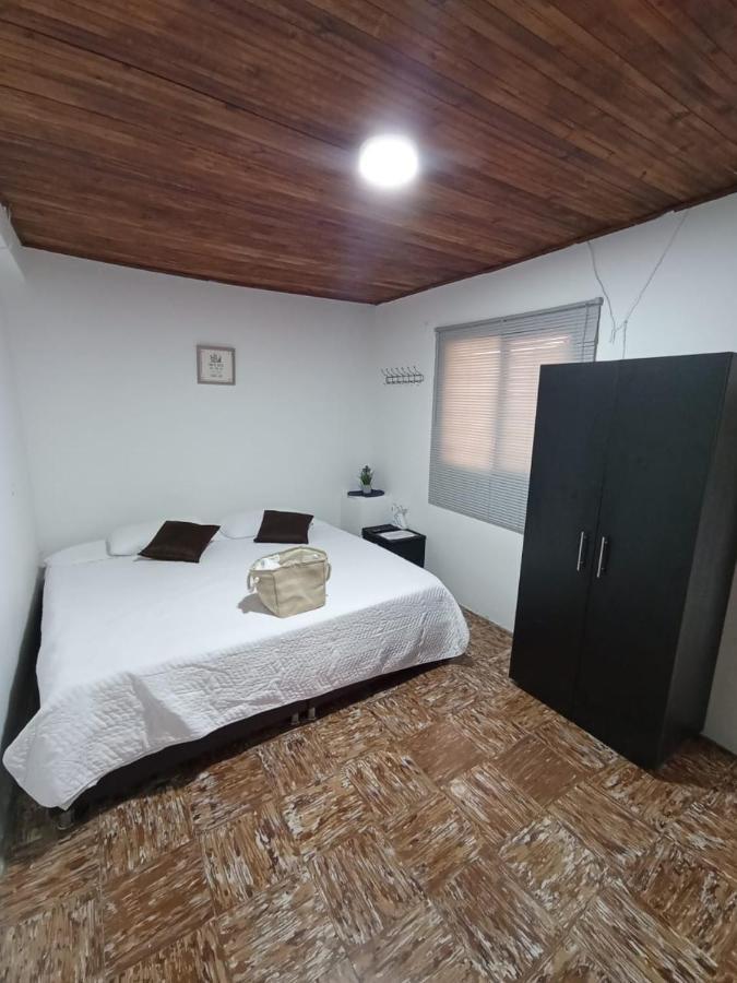 Komodo Alojamiento- Hostal Autoservicio, Ubicado Cerca Al Centro Historico - Bano Privado, Wifi , Cama 2X2 Y Agua Caliente Y Cocina Compartida ポパヤン エクステリア 写真