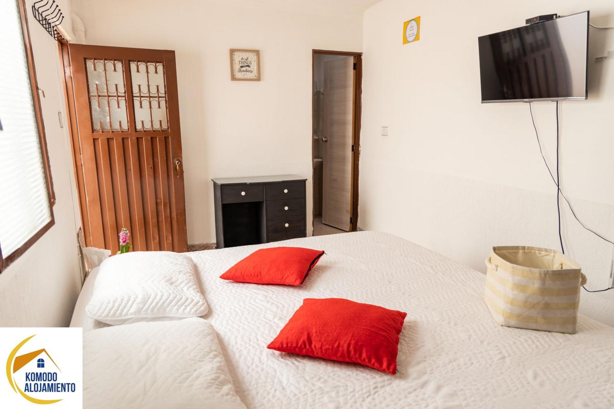 Komodo Alojamiento- Hostal Autoservicio, Ubicado Cerca Al Centro Historico - Bano Privado, Wifi , Cama 2X2 Y Agua Caliente Y Cocina Compartida ポパヤン エクステリア 写真