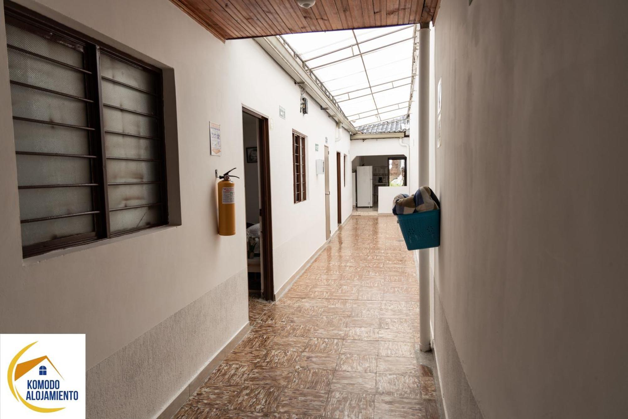 Komodo Alojamiento- Hostal Autoservicio, Ubicado Cerca Al Centro Historico - Bano Privado, Wifi , Cama 2X2 Y Agua Caliente Y Cocina Compartida ポパヤン エクステリア 写真