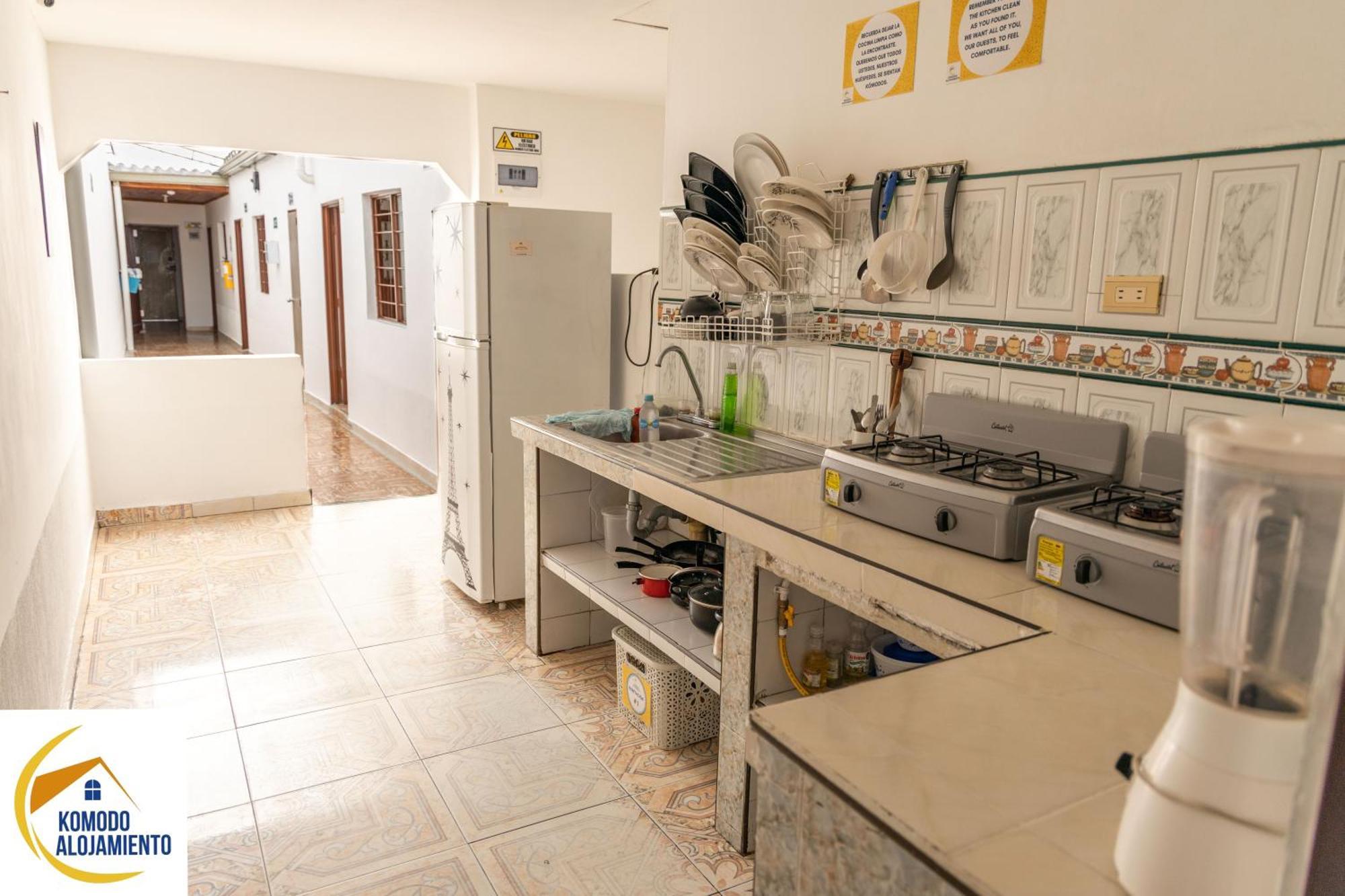 Komodo Alojamiento- Hostal Autoservicio, Ubicado Cerca Al Centro Historico - Bano Privado, Wifi , Cama 2X2 Y Agua Caliente Y Cocina Compartida ポパヤン エクステリア 写真